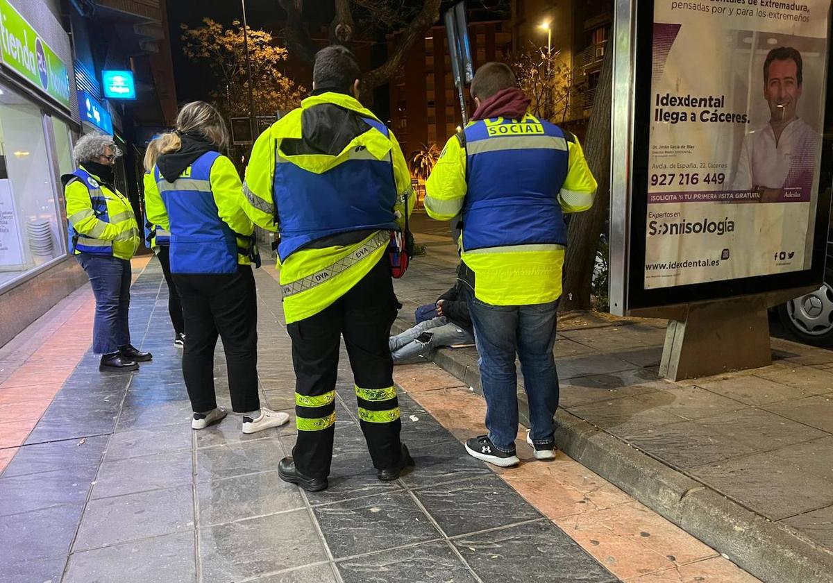 Personal de DYA Social, una de las entidades que se ocupa de brindar ayuda a estas personas, actuando en el marco del protocolo del frío en Cáceres.