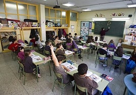 Una clase de primaria en una foto de archivo.