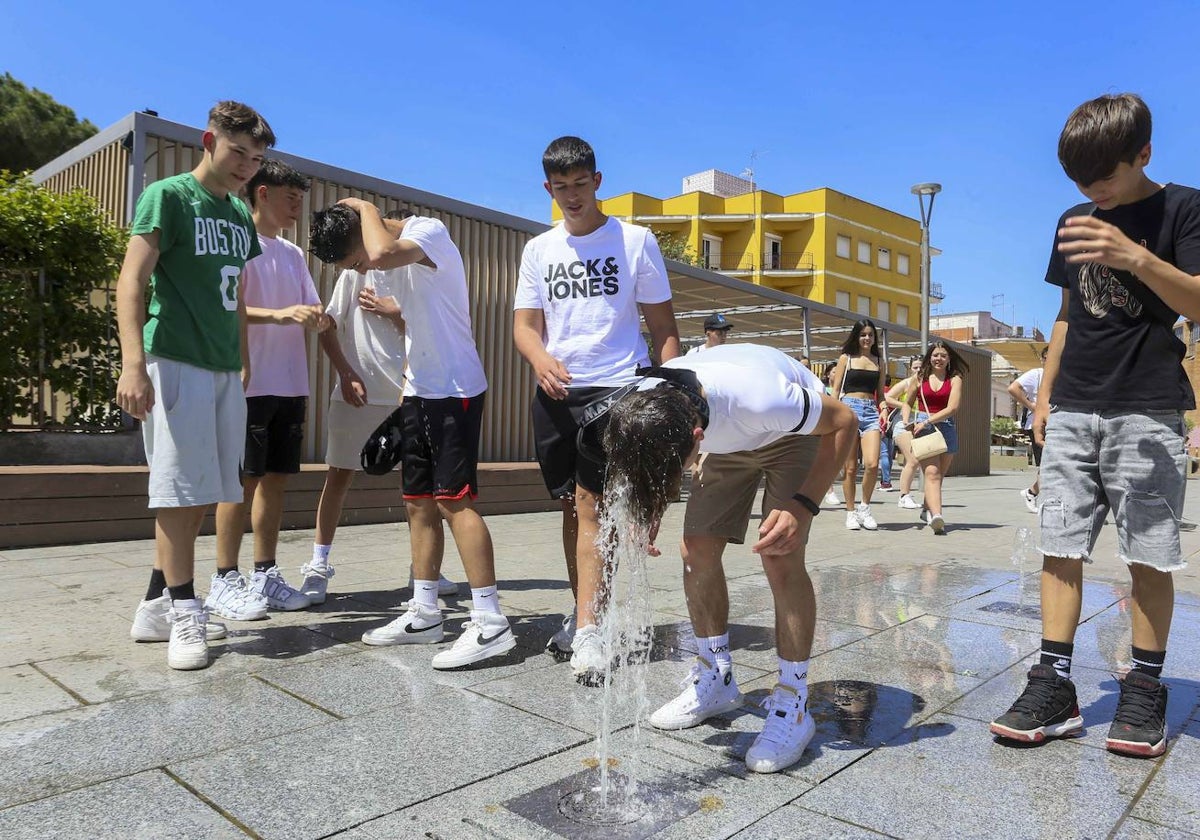 En abril (la imagen es de chicos refrescándose en Mérida), además de casi nada de agua, se vivieron temperaturas máximas que superaron los 37 grados.