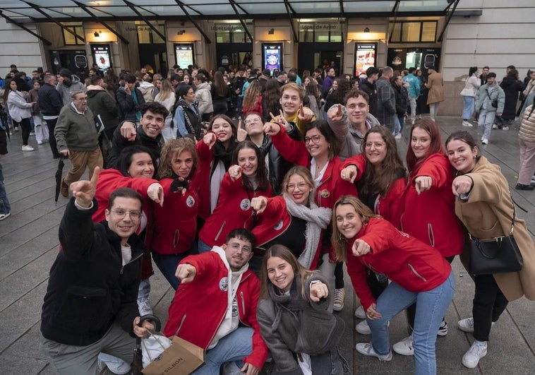 Los Tukanes celebrando que abrirán el desfile de comparsas del Carnaval de Badajoz 2024.