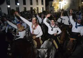 Imagen de la celebración de 'La Encamisá' de Navalvillar de Pela.