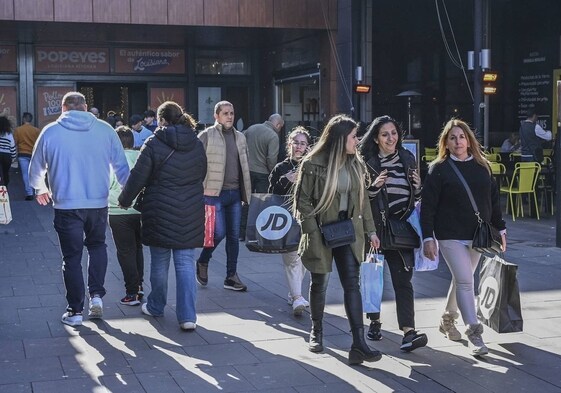 Público en el centro comercial El Faro este domingo, 7 de enero.