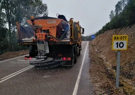 Un vehículo de la Diputación de Badajoz esparce sal en la carretera de Helechosa de los Montes a la N-502.