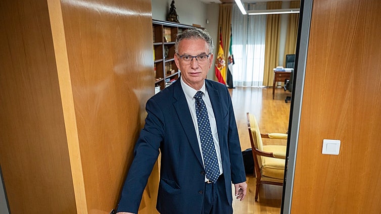 Quintana en la puerta de su despacho de delegado del Gobierno.