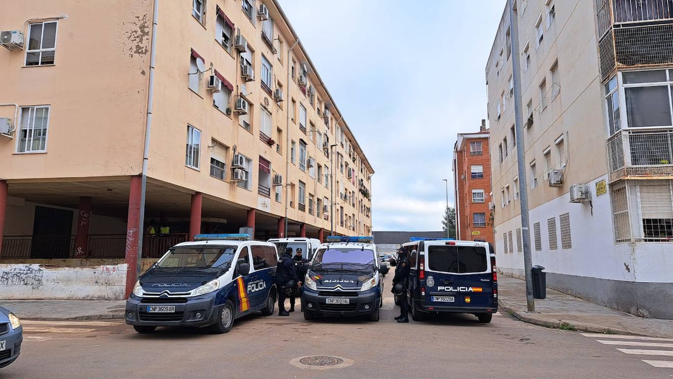 La Policía Nacional acordona una de las calles de la barriada pacense de Suerte de Saavedra.