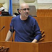 José Antonio González, diputado de Unidas por Extremadura, durante su intervención en el Pleno de la Asamblea.