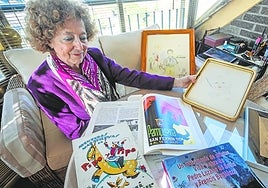 María del Mar Lozano Bartolozzi muestra libros y obras de su familia.