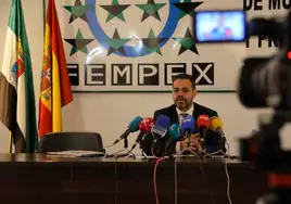 Manuel José González Andrade, en rueda de prensa en la sede de la Fempex.