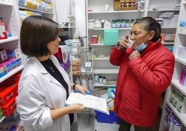 La farmacéutica María Martínez da la dosis de metadona a una usuaria.