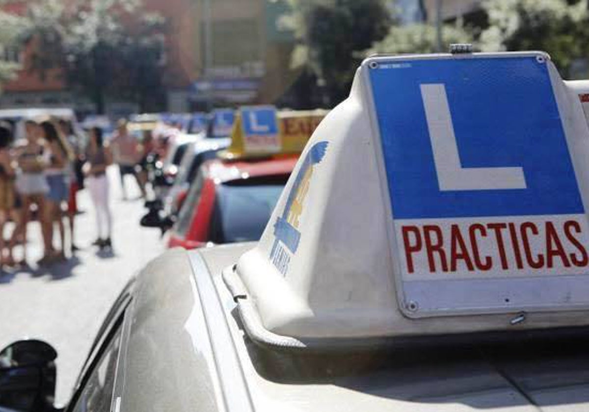 Antes de poder conducir a los 17, los candidatos tendrían que formarse en una autoescuela.