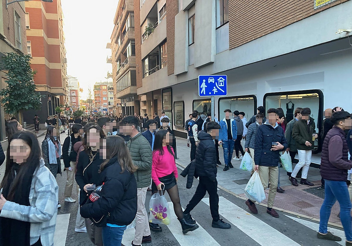 Jóvenes caminan por la calle Fernando Castón el 5 de enero, después de que la Policía desalojara la plaza de los Alféreces.