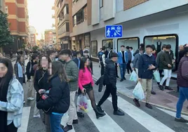 Jóvenes caminan por la calle Fernando Castón el 5 de enero, después de que la Policía desalojara la plaza de los Alféreces.