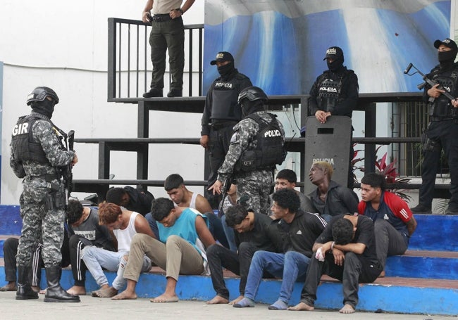 Policía ecuatoriana custodiando este miércoles a miembros de una banda armada que asaltó un plató en Guayaquil.