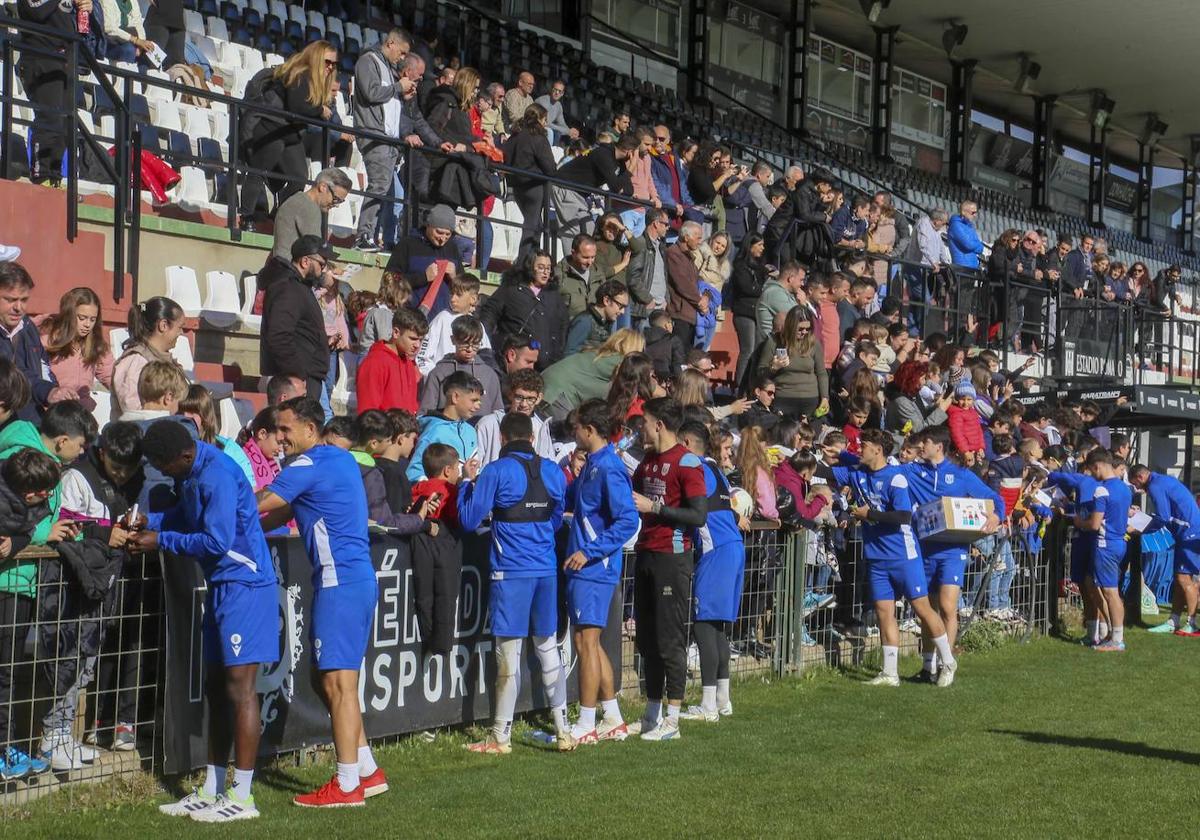 Los jugadores del Mérida en la previa de Reyes con los aficionados más pequeños.