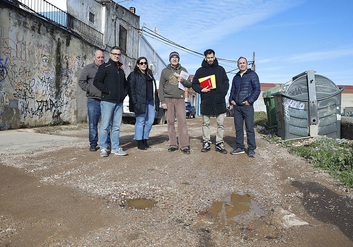 Miembros de la plataforma de afectados de Charca Musia, en una calle del polígono.