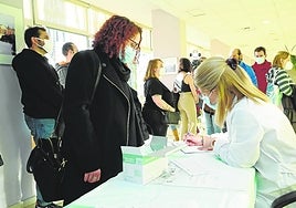 Una mujer da sus datos antes de vacunarse en el primer día sin cita previa en el centro de Valdepasillas.
