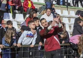 Palomares haciéndose una foto con la afición en el último entrenamiento de puertas abiertas.