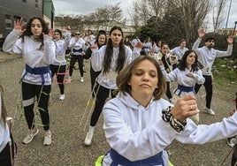 Miembros de la comparsa Infectos Acelerados ensayan para el Carnaval de Badajoz en el polígono El Nevero, ayer.