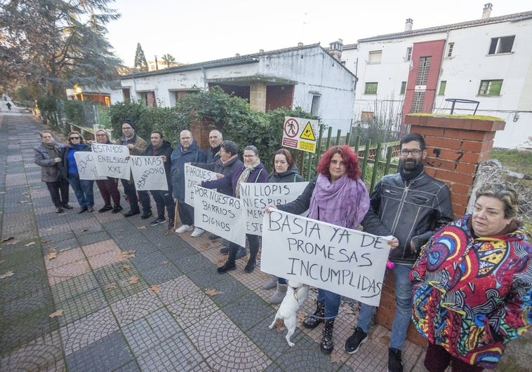 Varios vecinos ante las antiguas casas policiales en ruina de Cervantes.