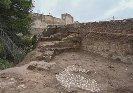 Restos de empedrado que pueden ser del siglo X y banqueta del camino cubierto de la Legión a la Alcazaba.