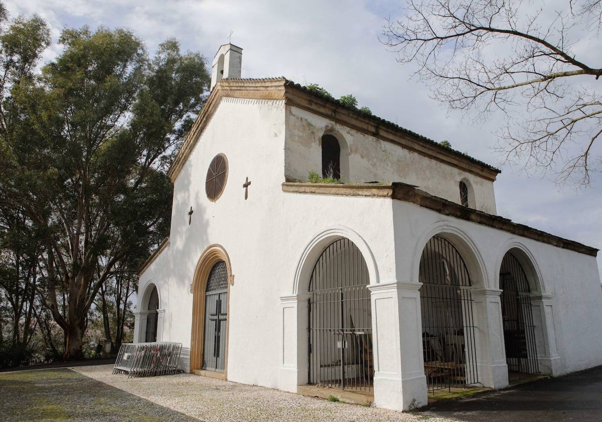 La ermita, que ha sido encalada para la romería de este domingo, luce en su parte superior la huella de las humedades.