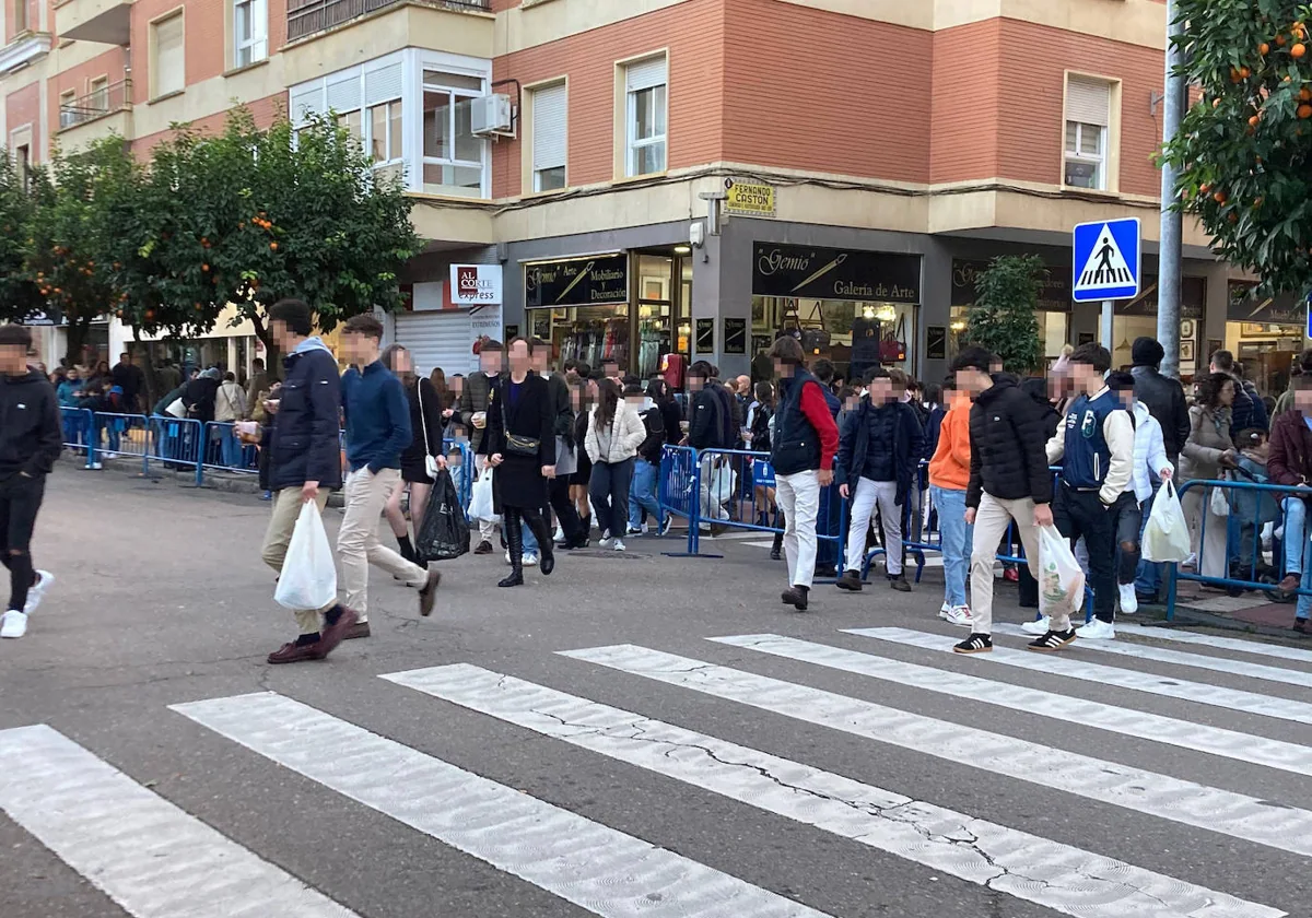 Chavales saliendo de la plaza de los Alféreces en dirección a la avenida de Santa Marina el 5 de enero.