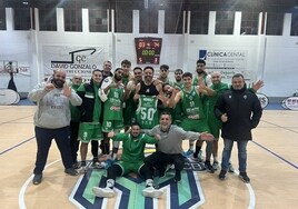 NIno Méndez, en la pabellón moralejano con su equipo y técnicos y una camiseta por sus 50 años.