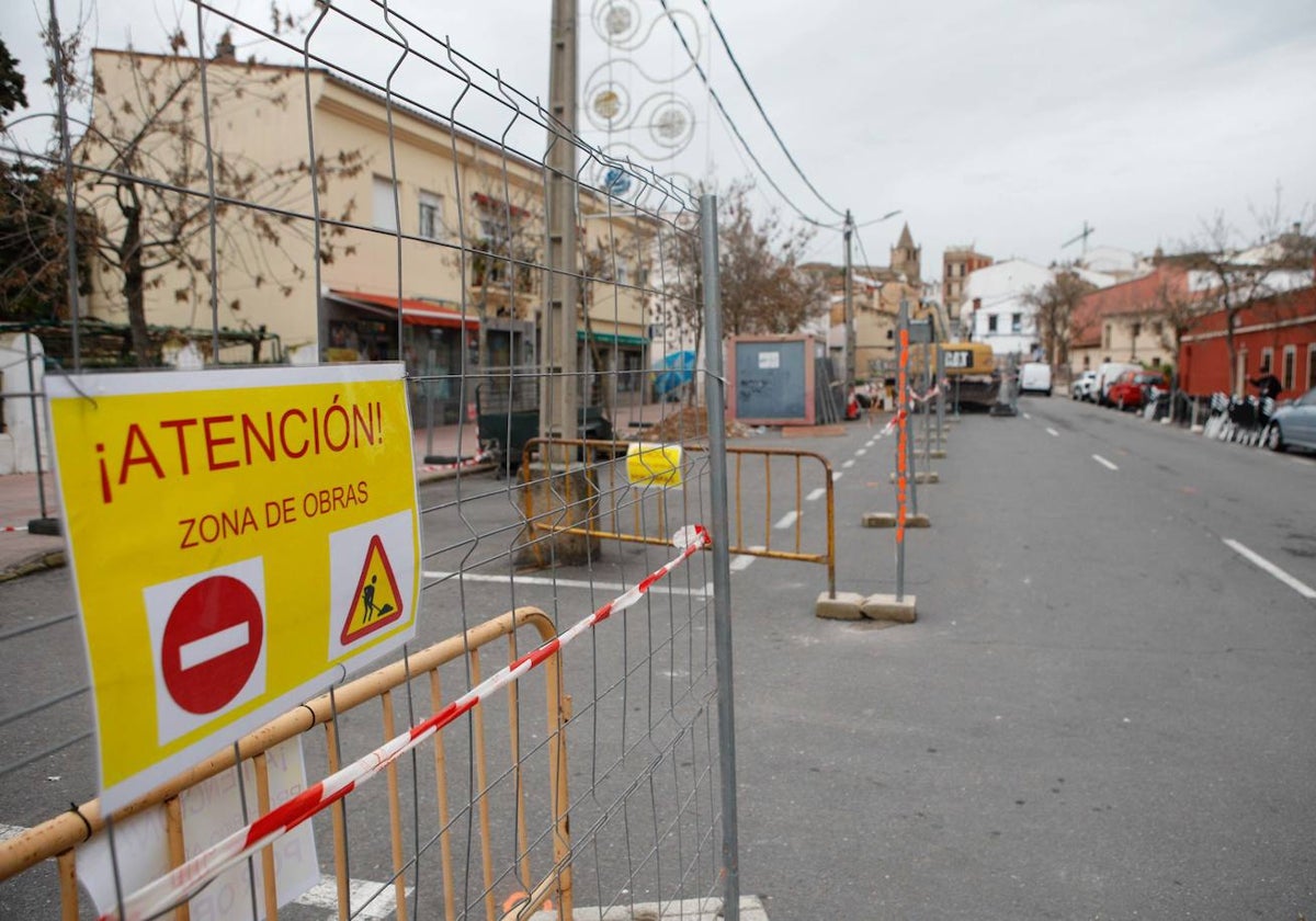 Maquinaria y material de obras en la avenida de San Blas este martes.