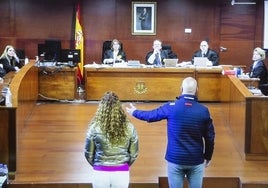 De espaldas, Guevara y Dumitru, en el juicio celebrado el 27 de febrero y el 1 de marzo de 2023 en la Audiencia Provincial de Cáceres.