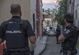 Agentes de la Policía Nacional durante una redada antidroga en Concepción Arenal.