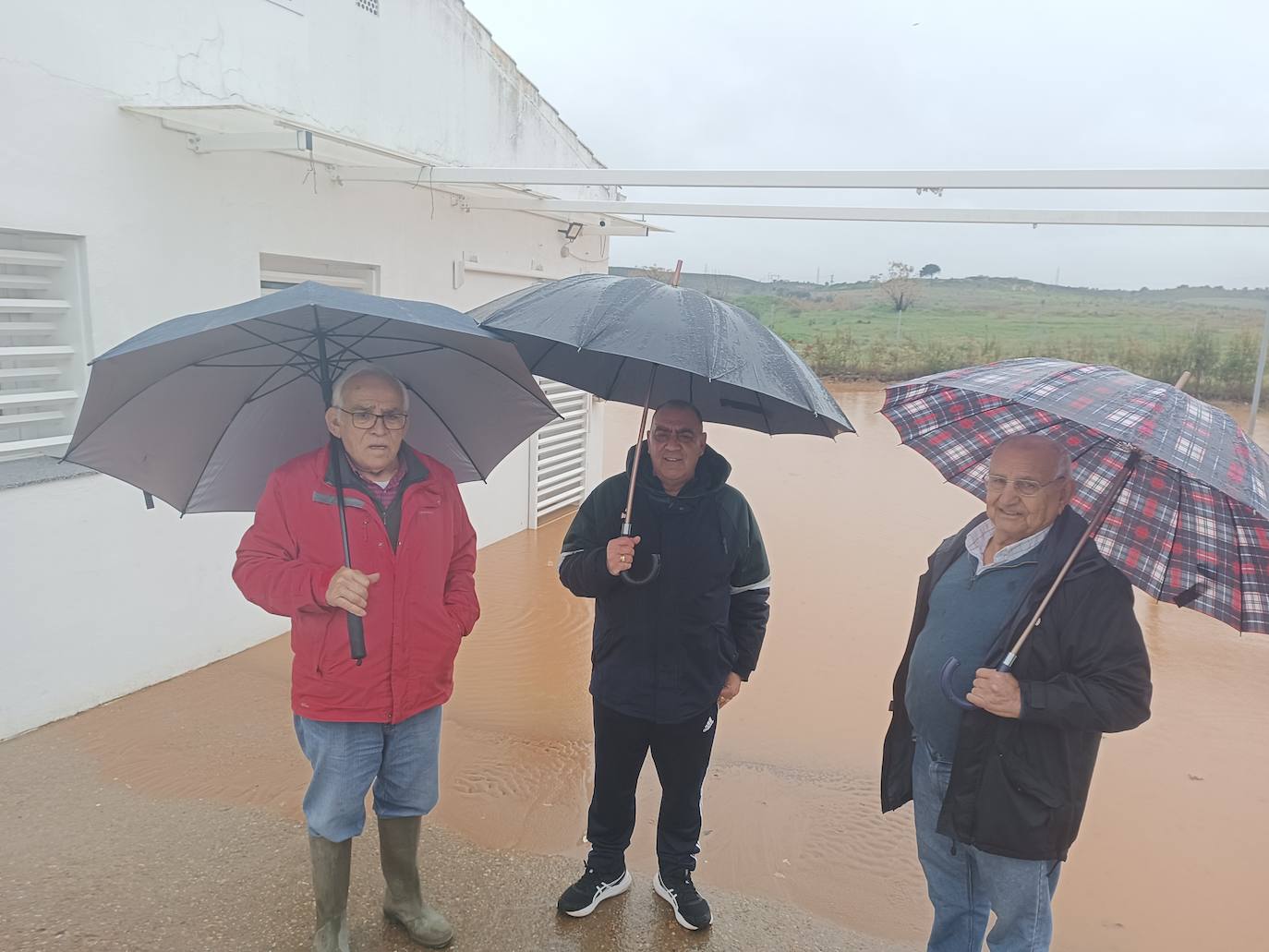 Imagen principal - «Siempre que llueve esto es un río, pero es la primera vez que el agua llega a las casas»