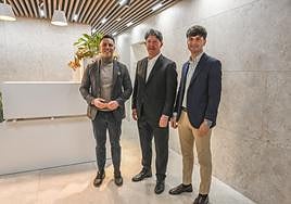 Alberto, Florencio y Gonzalo Monje, ayer en la clínica.