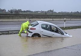 Inundación esta mañana en la glorieta de Isabel de Portugal.