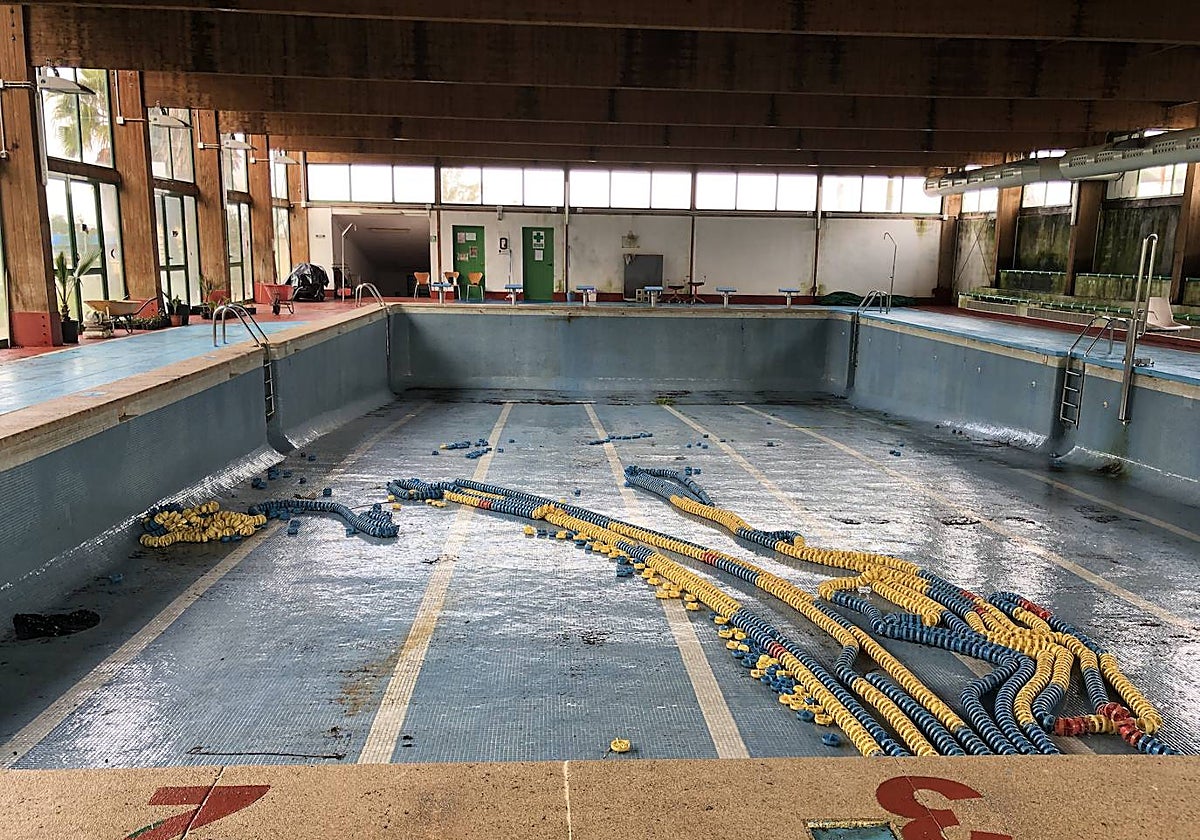 Estado actual de la piscina de Alburquerque, cerrada desde 2012.