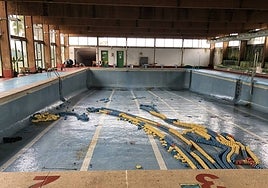 Estado actual de la piscina de Alburquerque, cerrada desde 2012.