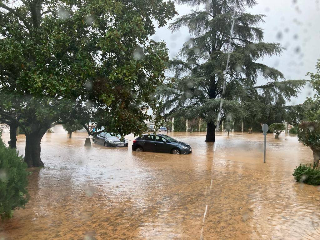 Coches afectados por el agua en el IES Virgen de Bótoa. 