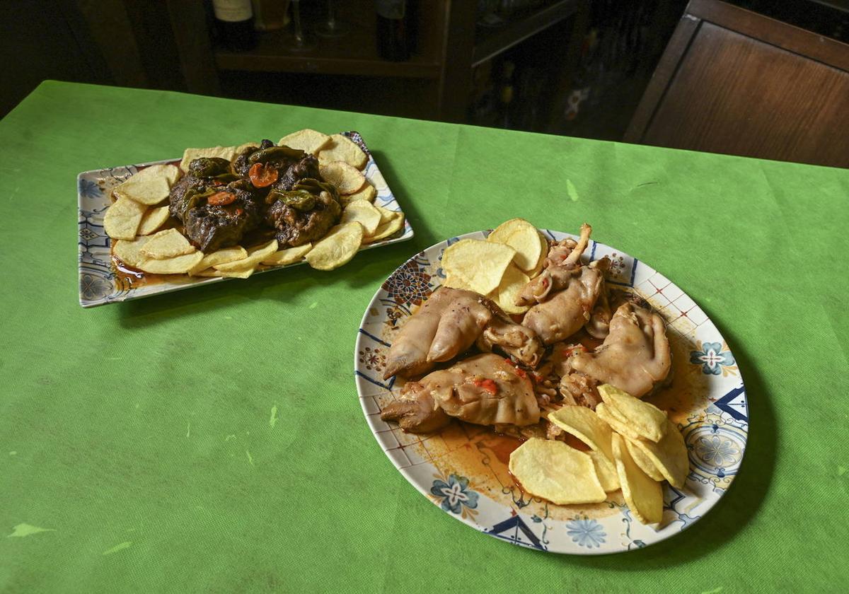 Las manitas de cerdo y el rabo de toro estofado son grandes clásicos del restaurante pacense Bartó.