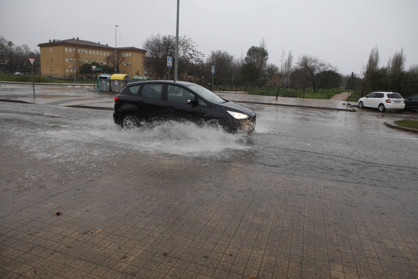 El agua a punto de desbordar el puente de Vistahermosa en la Ribera del Marco