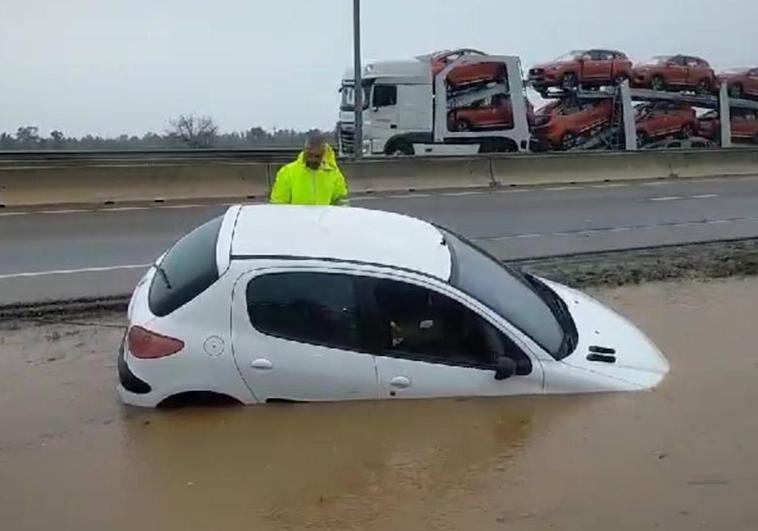 Coche metido en una balsa de agua en Badajoz, en la BA-20, a la altura de la venta de Don José.