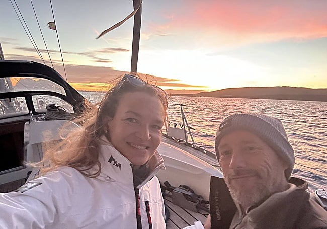 La extremeña Elena Colino con Simon, su pareja, de origen británico.