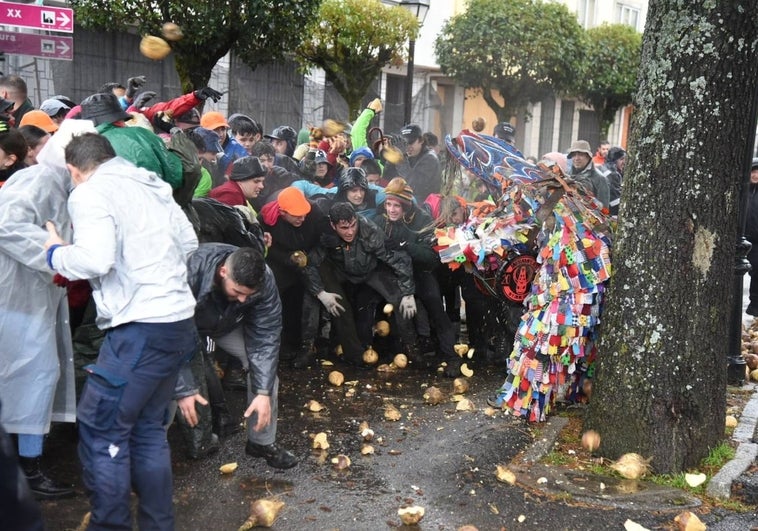 Jarramplas recibe los golpes de los nabos.