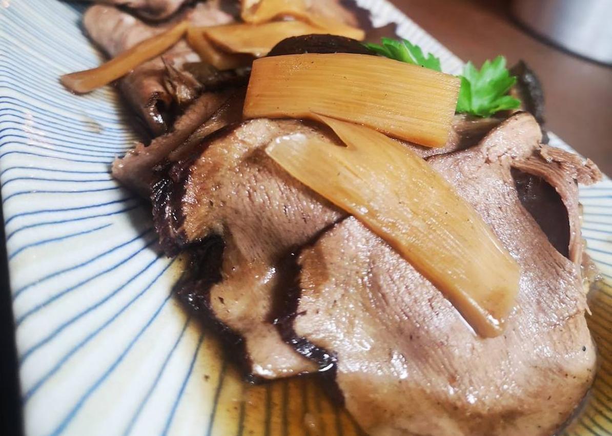 Imagen secundaria 1 - Hígado de ternera a la brasa, lengua con setas y Mamen Cano en proceso de limpieza.