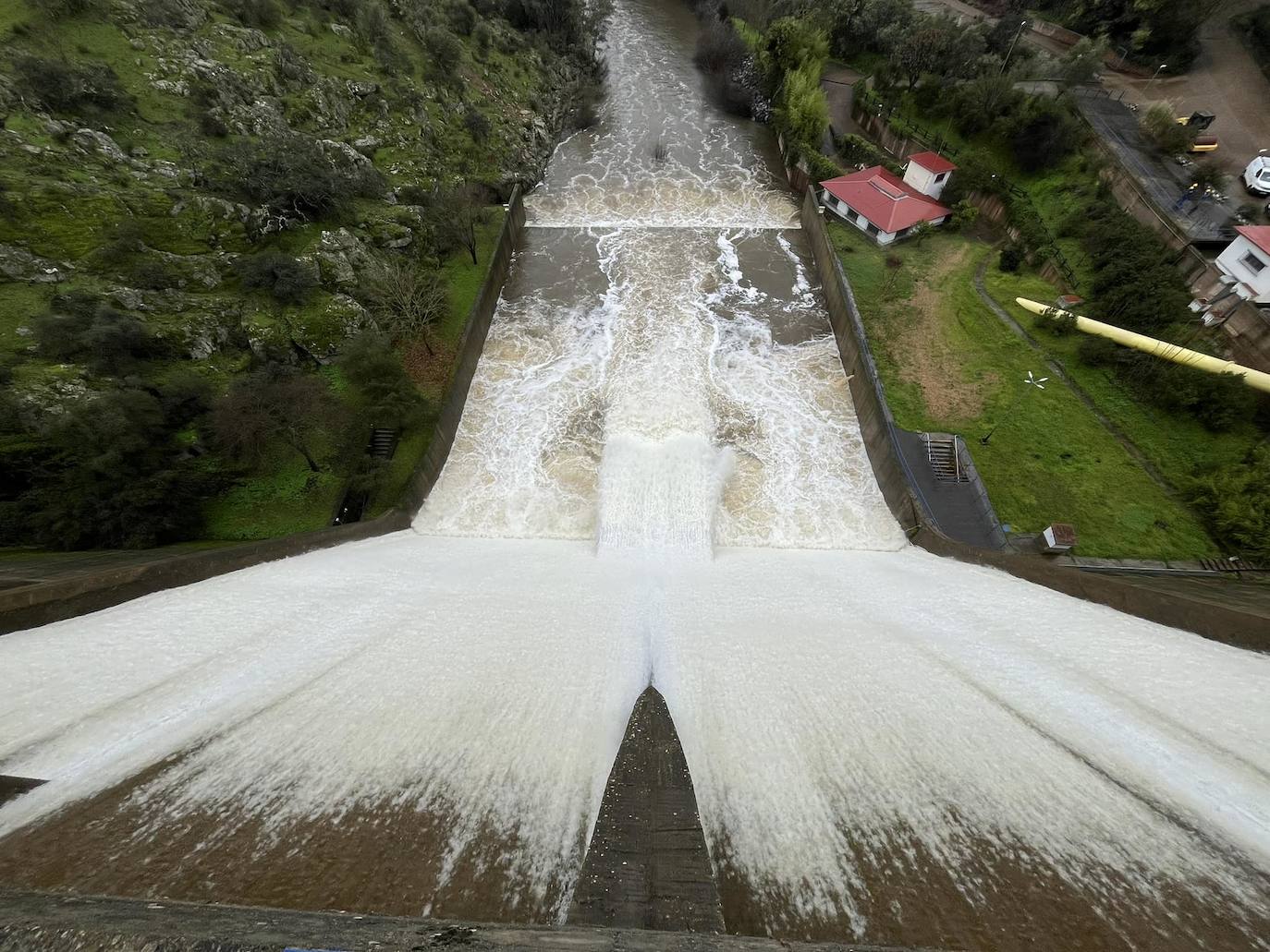 La presa de Peña del Águila, que abastece a Badajoz, empezó a aliviar agua este viernes a primera hora. 