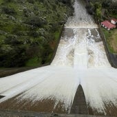 La presa de Villar del Rey rebosó a las siete de la mañana