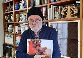 Juan José Camisón con un ejemplar de su libro 'Faces of the world'.