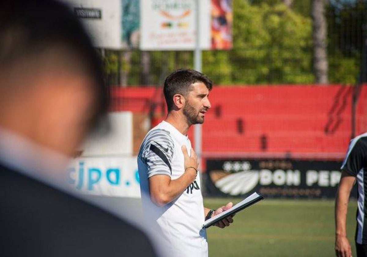 Emilio Tienza, en un entrenamiento con el Montijo.