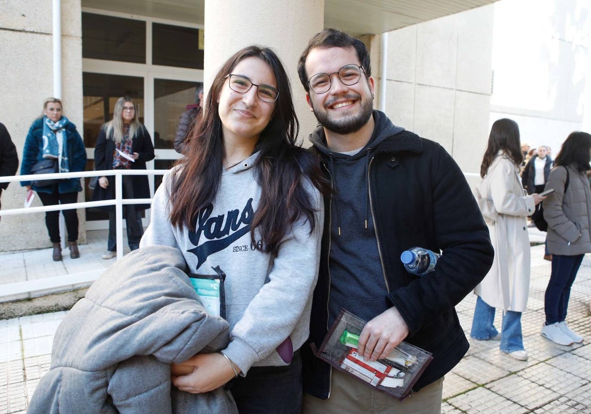 Inma Alonso, aspirante a plaza en Psicología, y Héctor Poderoso, que se ha presentado a Medicina, antes de entrar en el examen.