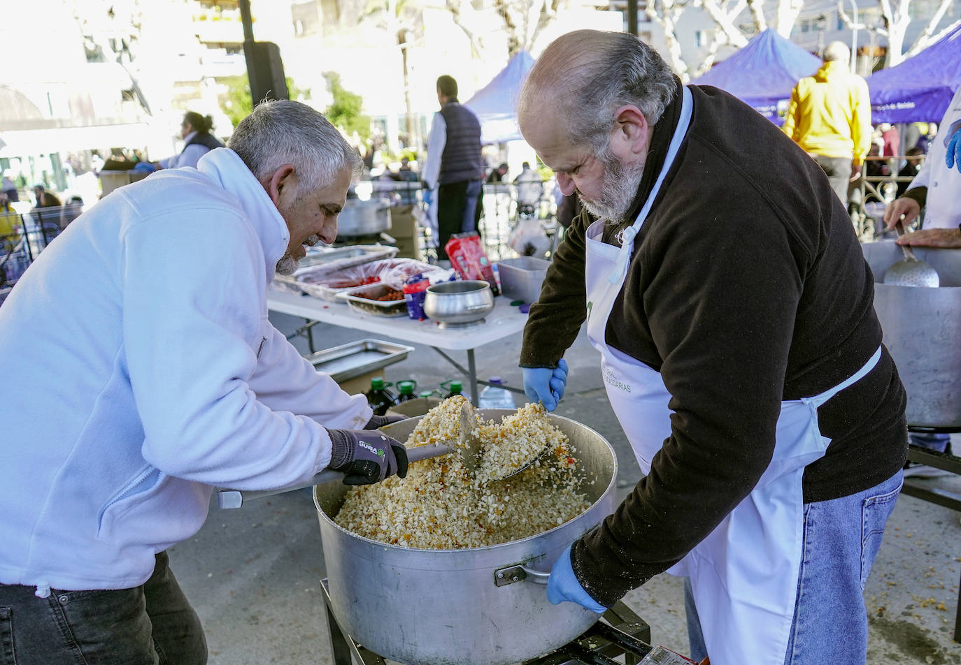 2.500 raciones de migas solidarias en Badajoz