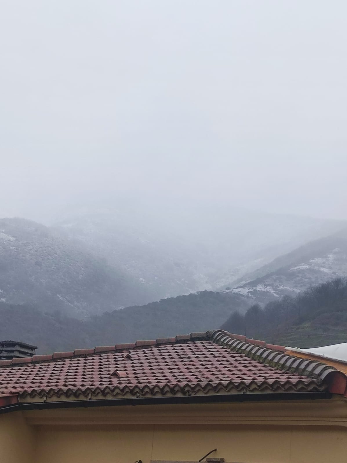 La borrasca Juan deja una bonita estampa invernal en Tornavacas