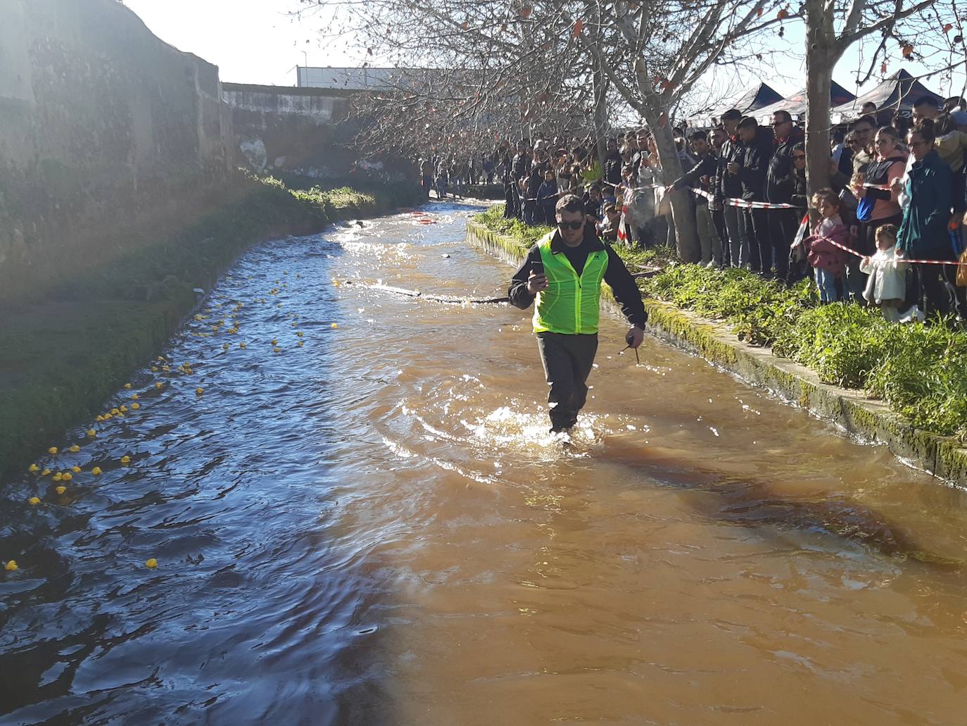 Imagen principal - Gran expectación y casi 800 apuestas en la I Carrera de patos de goma en Casar de Cáceres